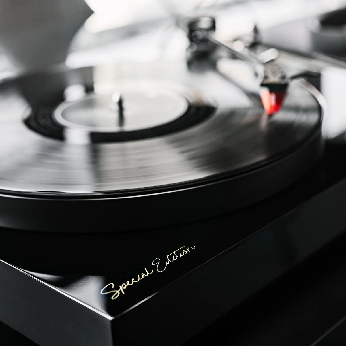 TT-4 Special Edition — Turntable with Ortofon 2M Bronze & Built-in Phono Stage