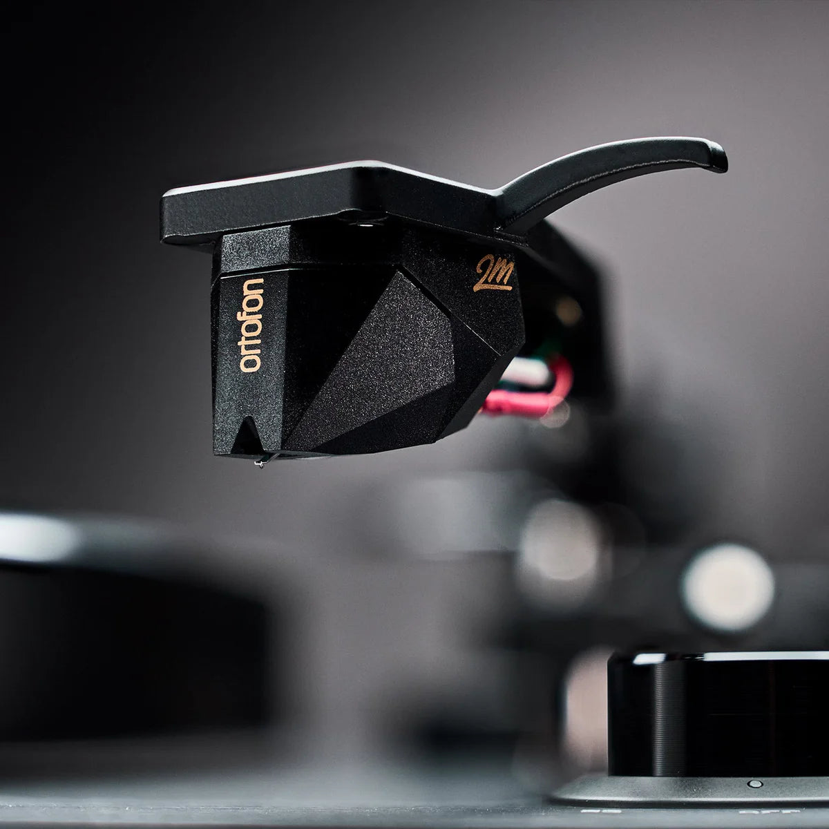 TT Signature — Turntable with Ortofon 2M Black & Floating Suspension