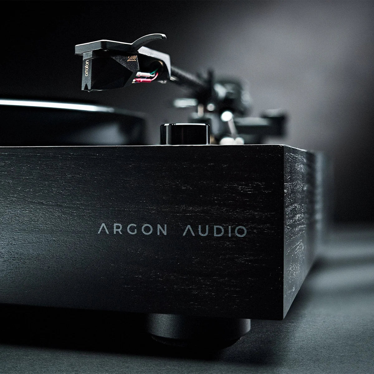 TT Signature — Turntable with Ortofon 2M Black & Floating Suspension